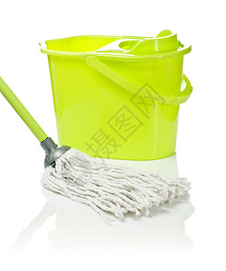 绿色的桶拖把和桶黄色刷子家庭绿色打扫塑料洗涤剂家务白色工具背景