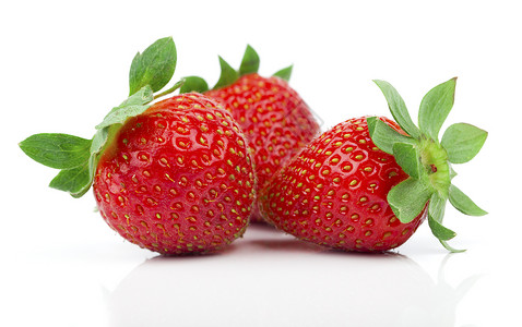 在白色背景中与世隔绝的草莓白莓红色活力绿色水果种子食物浆果甜点团体叶子背景图片