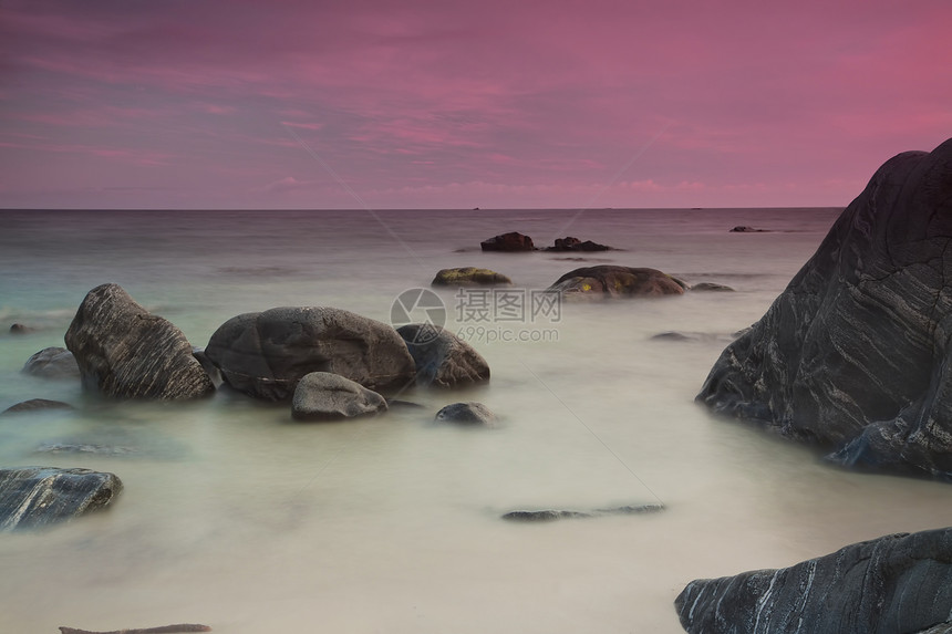 紫色天空海岸风景海洋支撑岩石海岸线全景图片