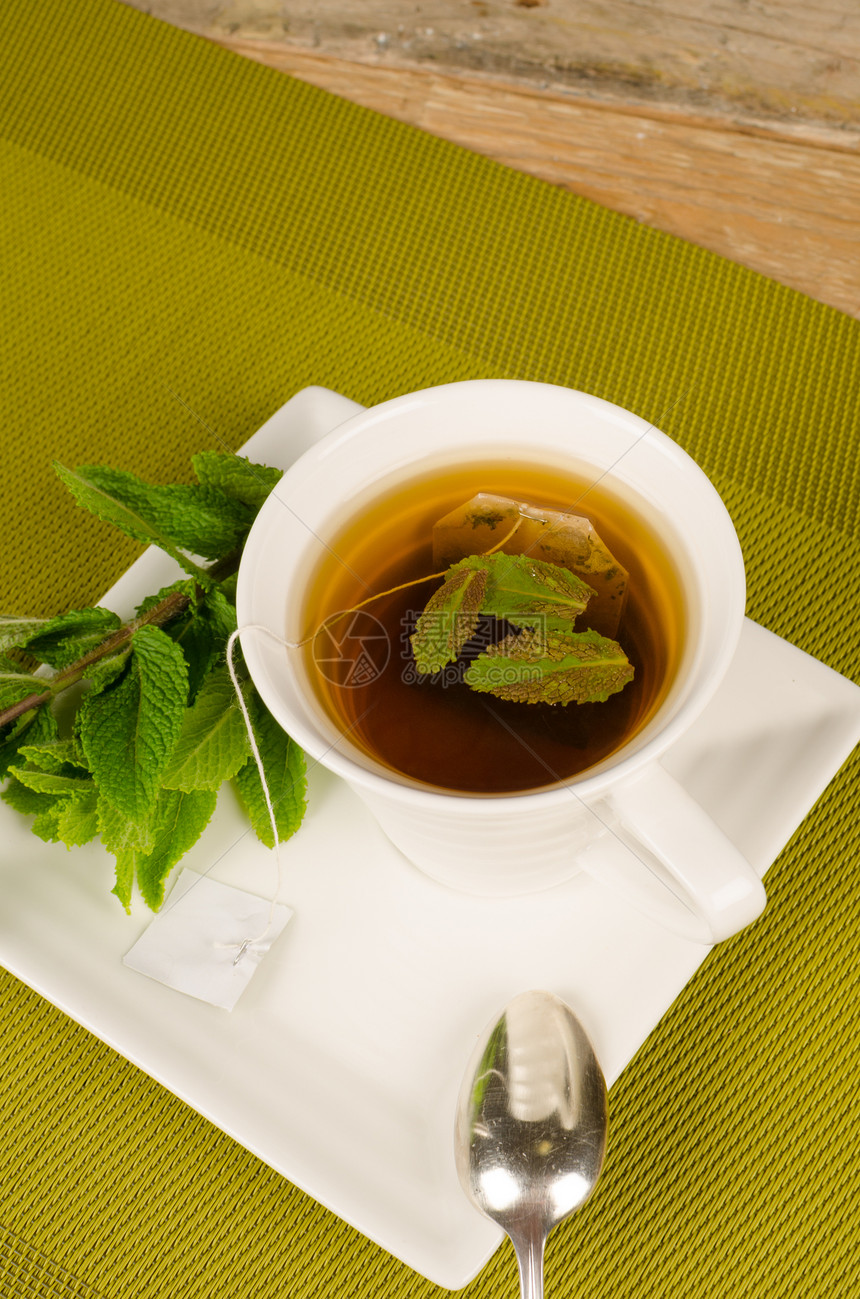 芳香茶饮料叶子草本香味输液芳香高角度杯子树叶观点图片