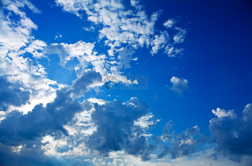 蓝蓝色云云天空天堂偏光片水平云景图片
