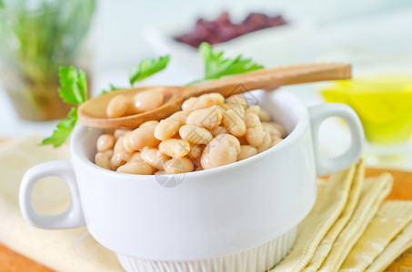 白蔬菜维生素午餐豆类美食盘子陶器玉米食物粮食背景图片