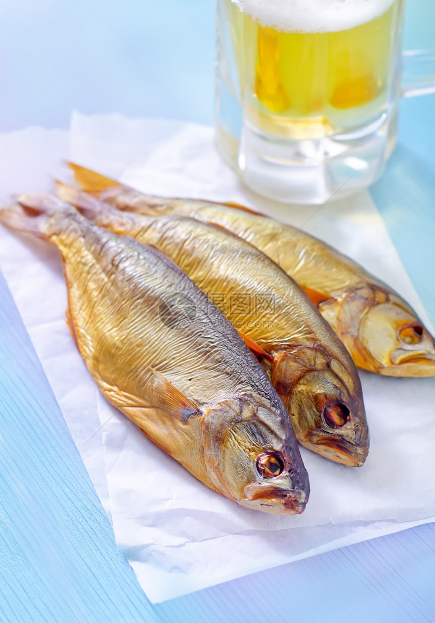 含啤酒的熏鱼烹饪竹子渔业熏制海鲜茶点美食渔夫盐水鲶鱼图片