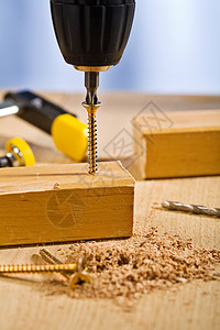 螺旋滚动地面金属工作团体钻孔螺丝刀木材黄色工具虎钳背景图片