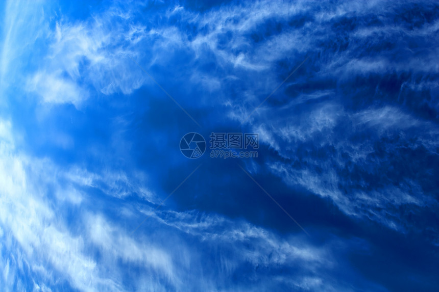 蓝色的天空水平偏光片天堂云景图片