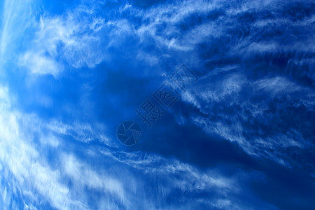 蓝色的天空水平偏光片天堂云景背景图片