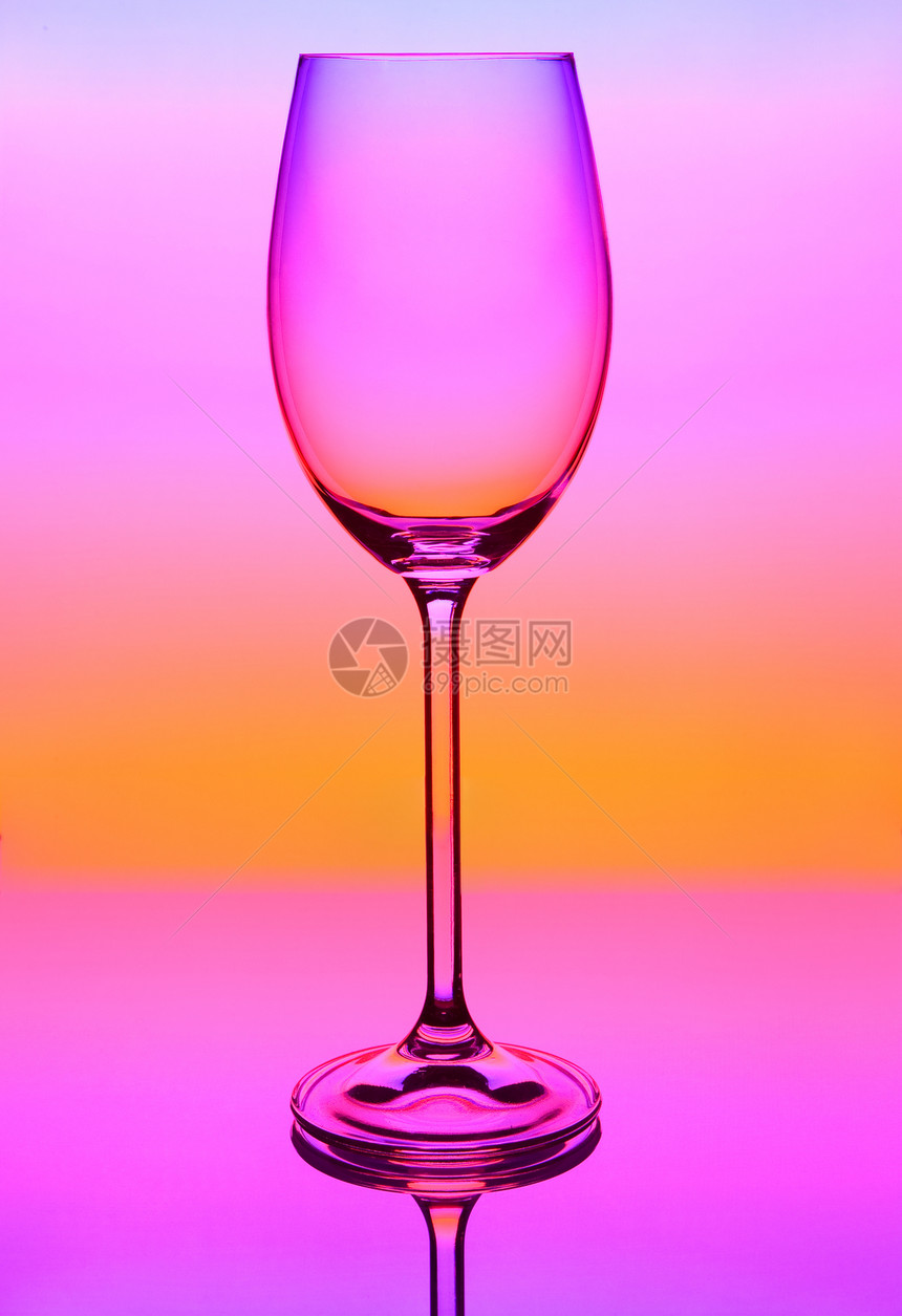 彩色背景上的玻璃杯图片