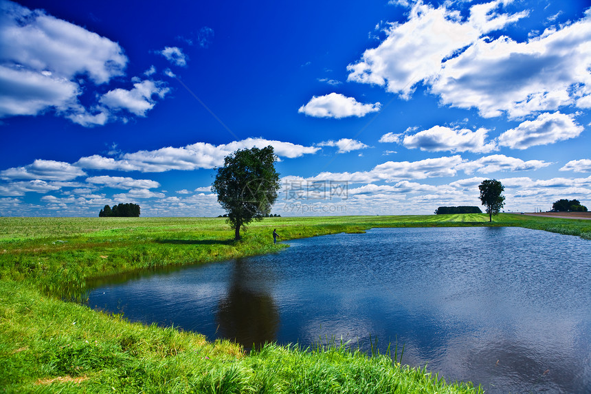 在一个田地上的湖上自由天空池塘乡村绿色蓝色草地天堂地形反射图片