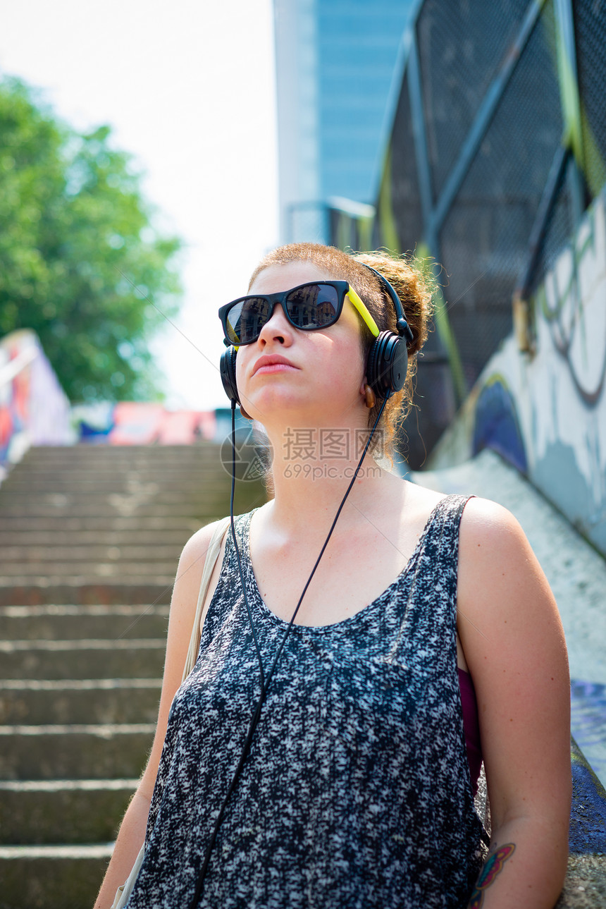 听音乐的现代年轻女青春美丽时尚女士日常生活耳机音乐潮人发型图片