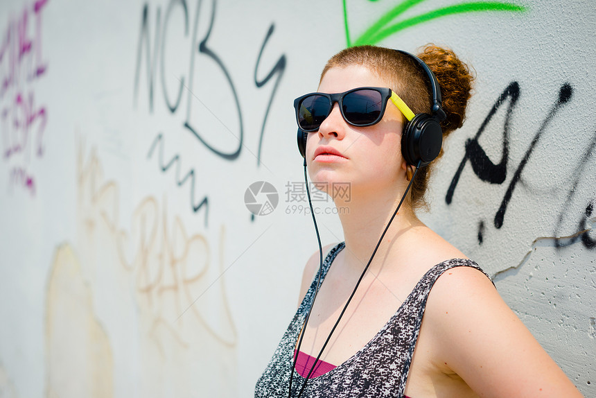 听音乐的现代年轻女青春美丽时尚潮人音乐女士发型耳机日常生活图片