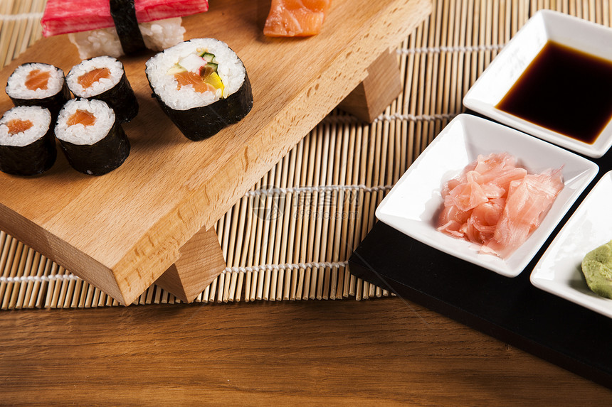 美味新鲜寿司盘子烹饪海鲜奶油小吃餐厅蔬菜鱼子食物酱油图片