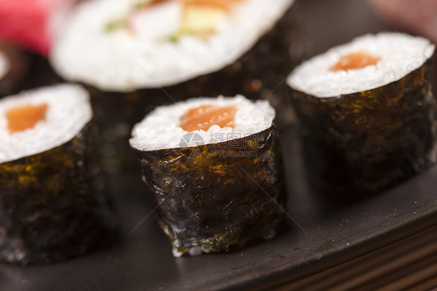 美味新鲜寿司盘子餐厅饮食蔬菜奶油小吃食物烹饪传统酱油图片