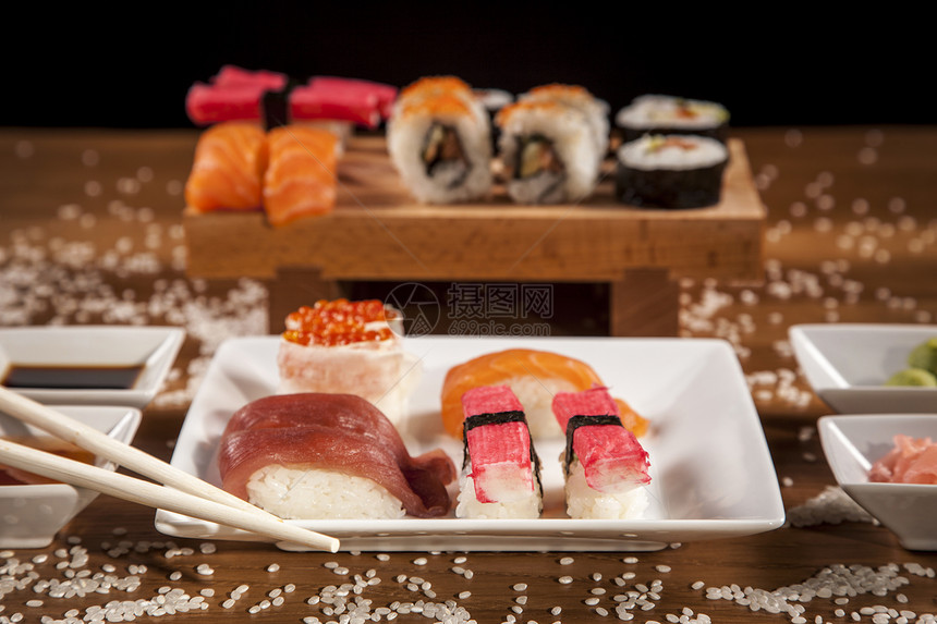 美味新鲜寿司盘子传统烹饪蔬菜食物饮食酱油海鲜餐厅鱼子图片