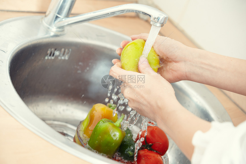 清洗蔬菜红色绿色女性食物女孩管家一部分水平营养活力图片