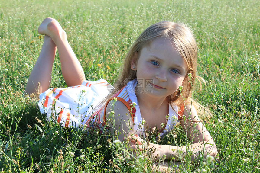 小女孩躺在草地上的肖像头发玻璃化妆品孩子们衣服闲暇享受发型地面孩子图片
