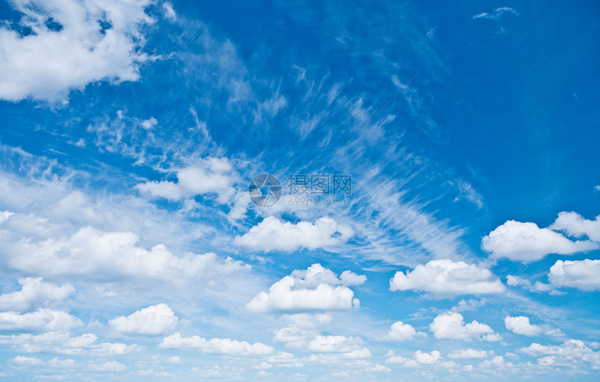 天堂卷云蓝色天空图片