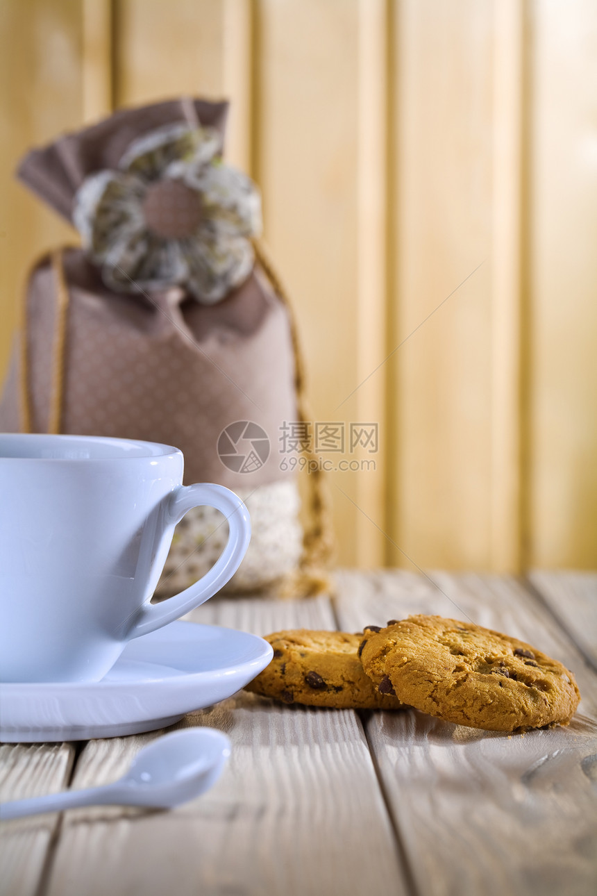 含饼干和袋子的蓝咖啡杯图片