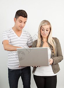 使用笔记本电脑的学生女性家庭学习作业微笑男人背景图片