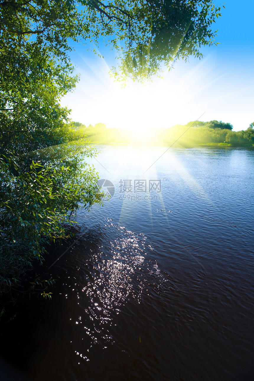 与河流和太阳图片