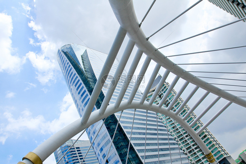 穿越十字路口和天空之间连接的飞翔之旅经济景观蓝色工程投资摩天大楼旅行购物城市办公室图片
