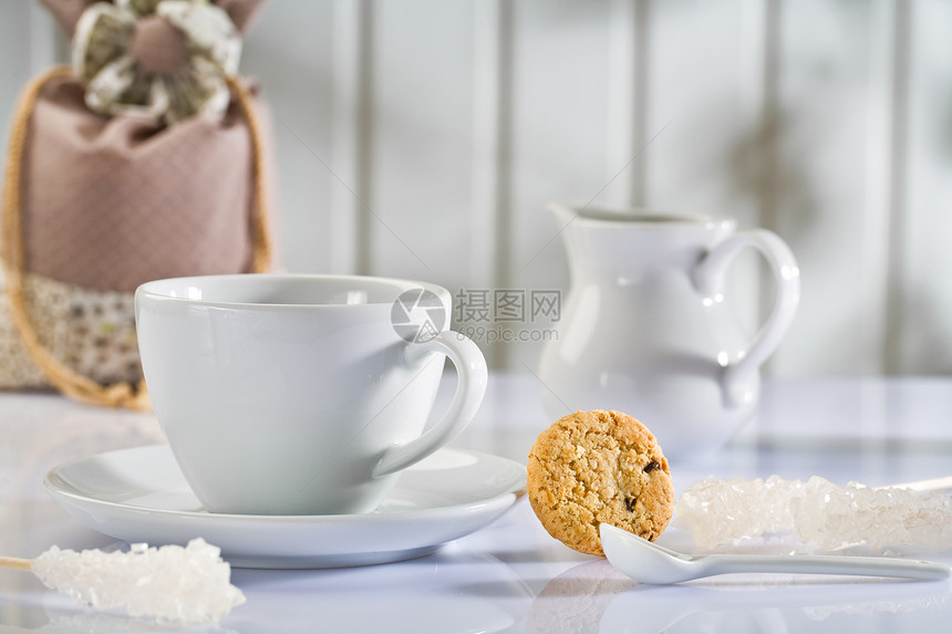 白桌上的白色咖啡物品图片