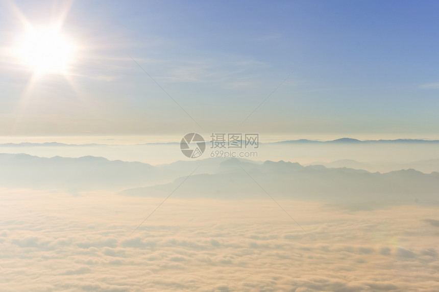 湿地海雾的景点日出薄雾爬坡冒险季节野生动物天气公园松树保护蓝色图片