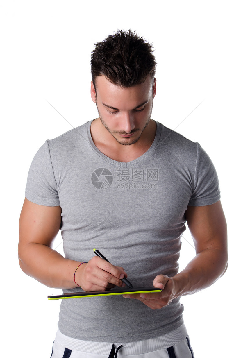 英俊的年轻人在数字图形平板电脑上绘画图片