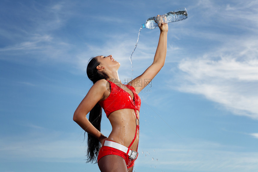 年轻女运动女青年 喝一瓶水头发矿物女性黑发健身房身体运动员女孩赛跑者女士图片