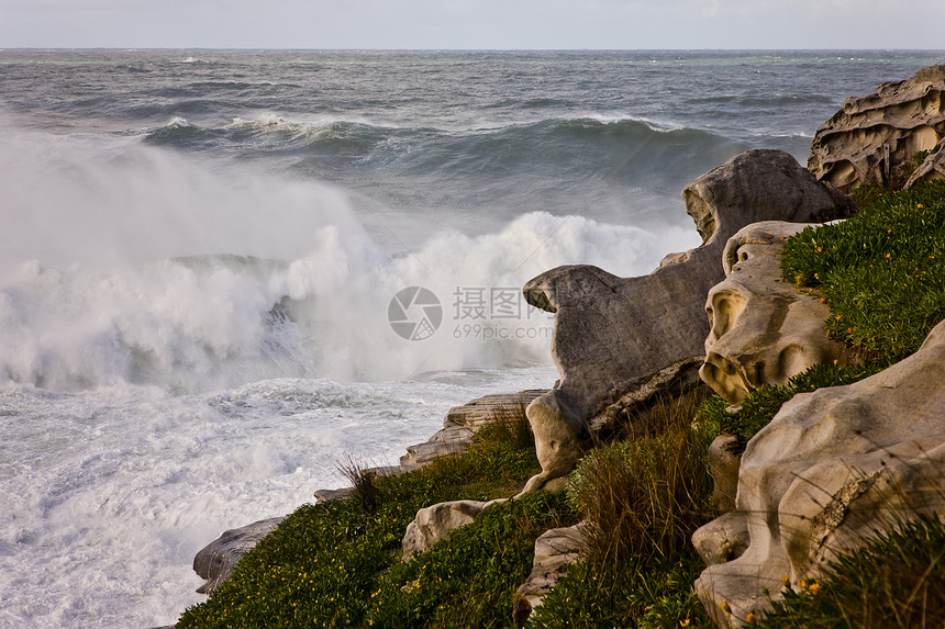 强波支撑海滨泡沫岩石力量波浪荒野海洋飞溅石头图片
