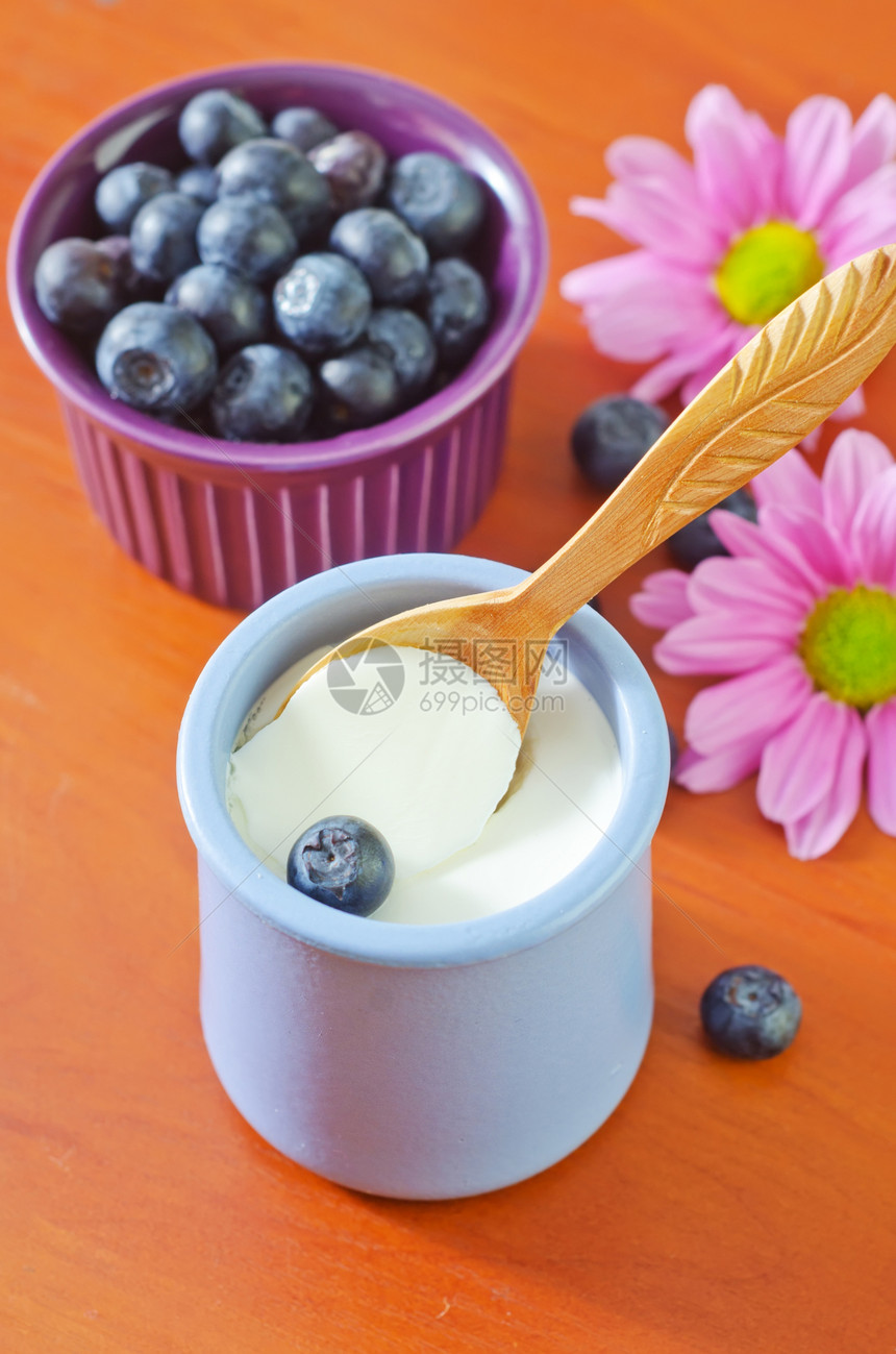 含蓝莓酸奶勺子乳白色奶制品水果饮食食物玻璃甜点早餐酸奶图片