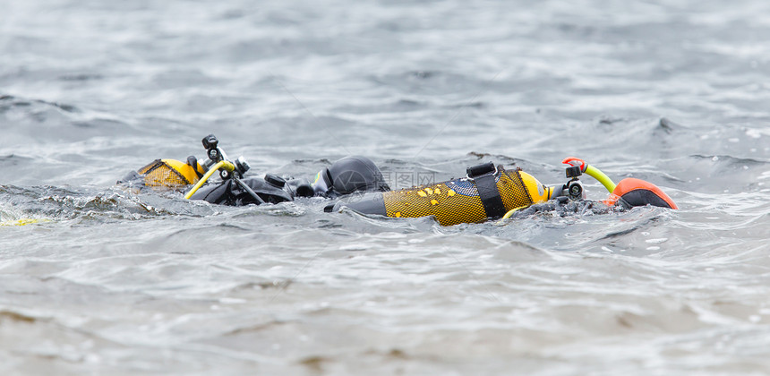 Scuba 设备男性活动冒险面具旅行运动伙伴旅游游泳潜水图片