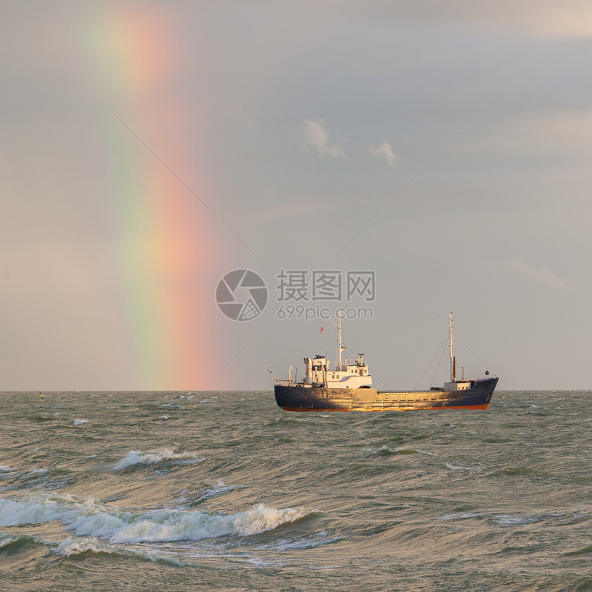 在水域的小型沿海船只海岸游客天空假期日落旅行彩虹海洋蓝色钓鱼图片