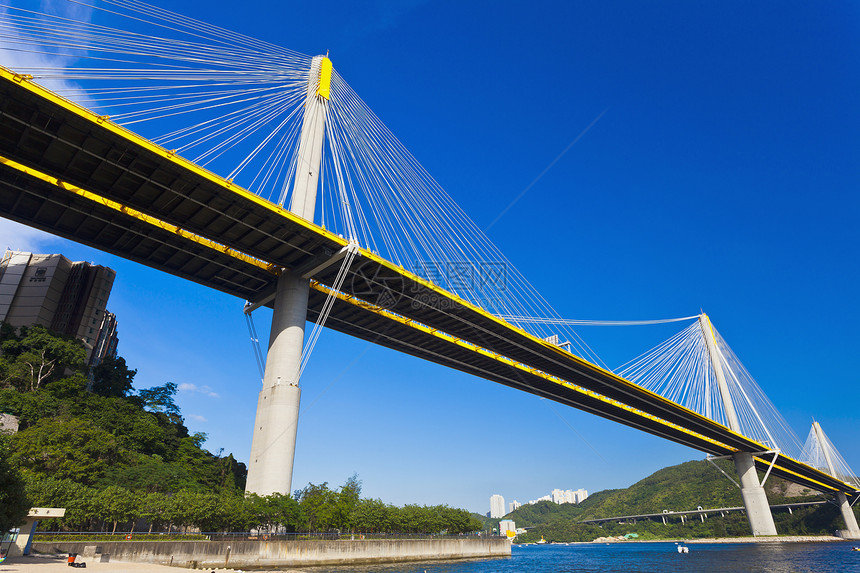 白天在香港的桥连接器商业金属旅游地标城市金融游客反射天际图片