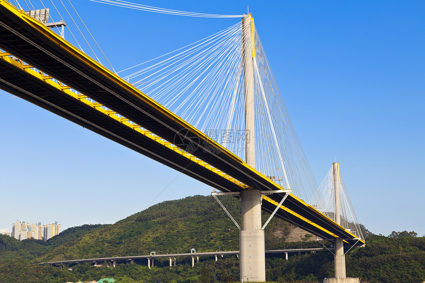 白天在香港的桥旅游旅行游客反射运输连接器天际建筑地标金属图片