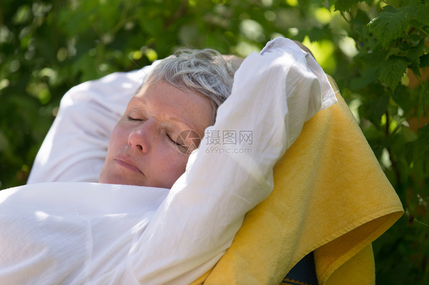 睡在休息室的高级妇女日光老年椅子睡眠女性休息退休花园女士图片