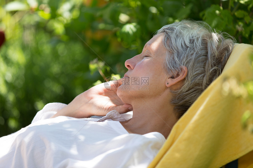 睡在休息室的老年妇女花园日光睡眠休息退休女士女性椅子图片