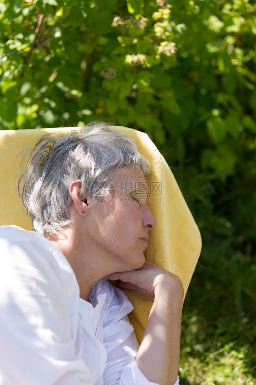 睡在休息室的老年妇女女士退休日光睡眠花园女性椅子休息图片