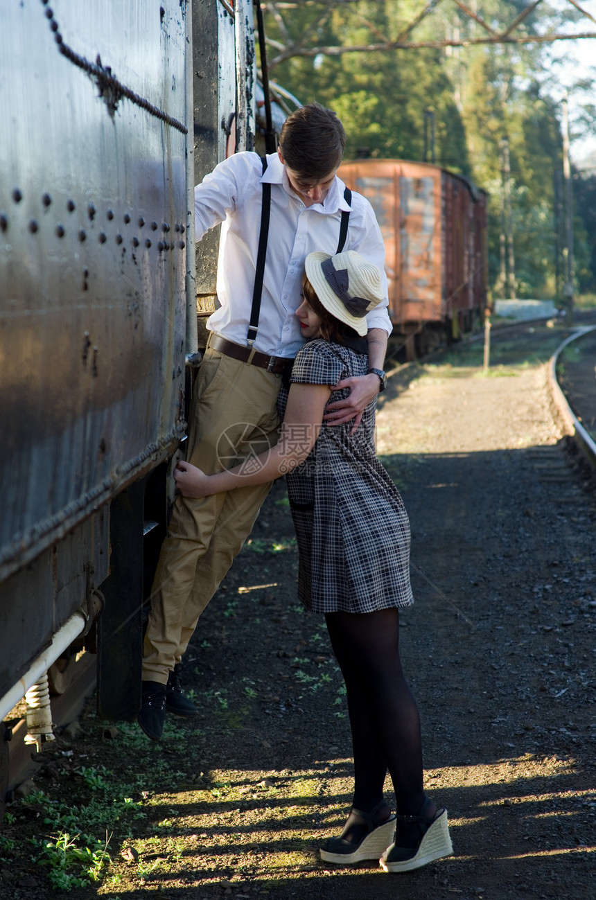 重温年轻爱情情侣旧式列车设置潮人火车乐趣曲目女士成人感情引擎伙伴男人图片