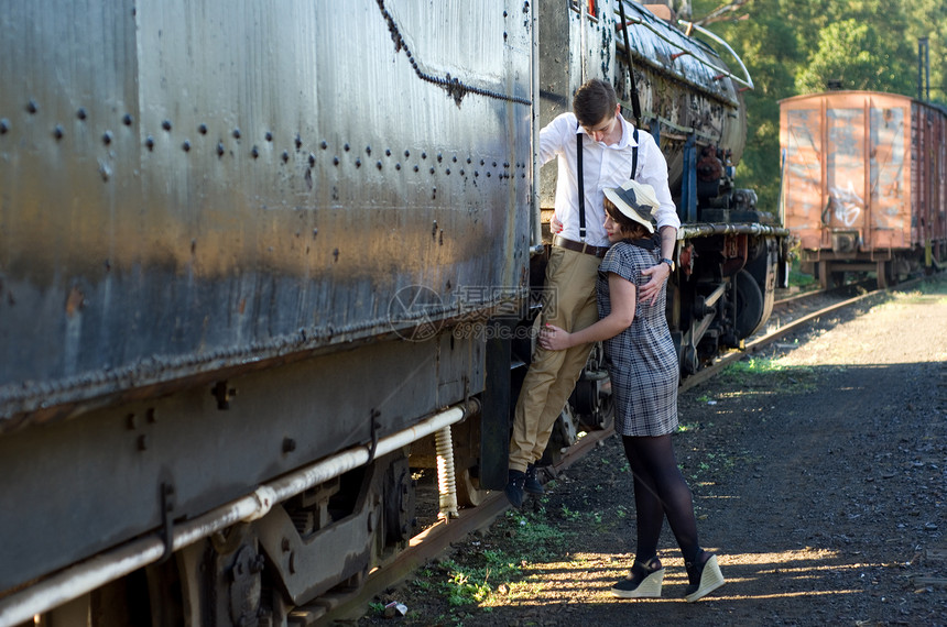重温年轻爱情情侣旧式列车设置夫妻车站火车成人婚姻男人旅行订婚生活潮人图片