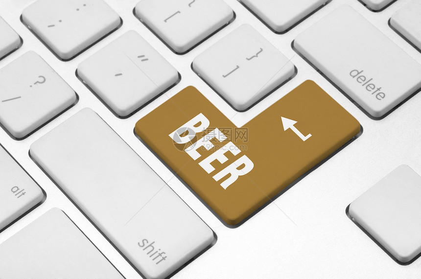 电脑键盘上的啤酒时间帮助解决方案酒精笔记本钥匙庆典静物硬件网络商业图片