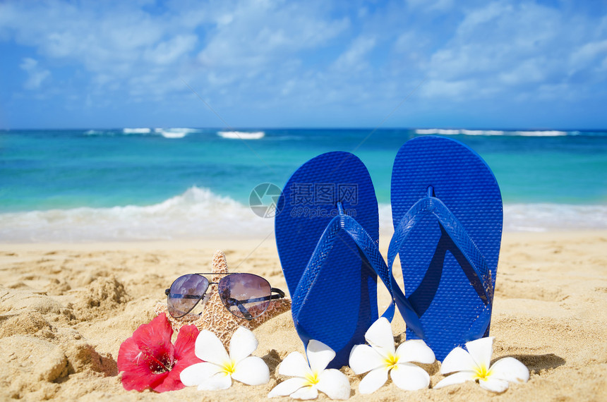 沙沙滩上有太阳眼镜的浮流和海星太阳镜蓝色拖鞋假期鸡蛋花海洋旅行气候家庭凉鞋图片