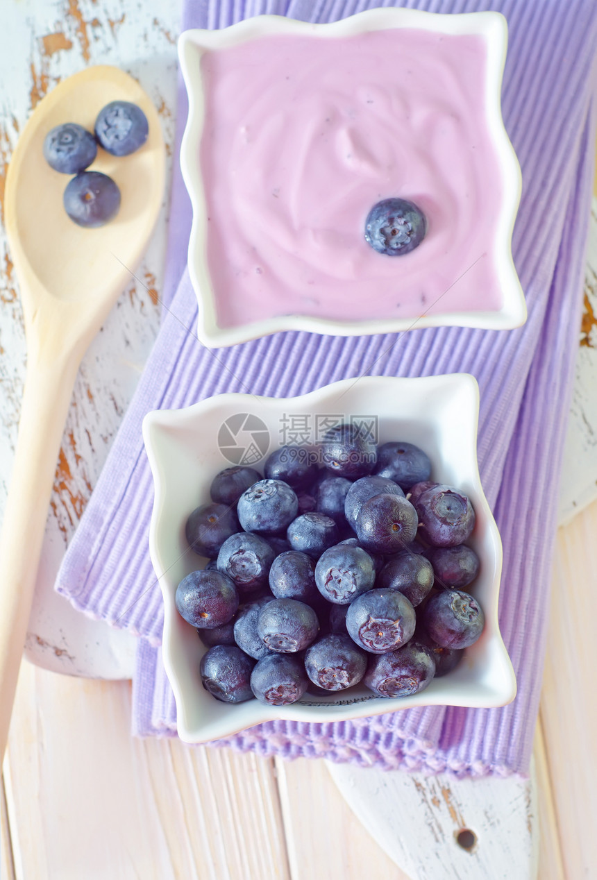 蓝莓和酸奶食物奶制品甜点紫色玻璃早餐饮食营养产品菜肴图片
