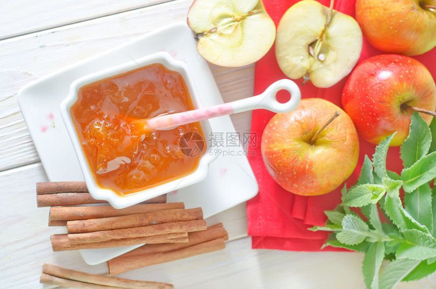苹果果酱果味水果卡其色勺子叶子桌子肉桂玻璃养护甜点图片