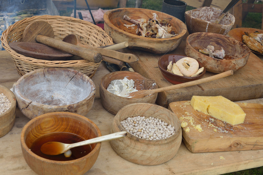 中世纪食物表古董工具娱乐桌子餐具脉冲豆子骨头多样性棕色图片