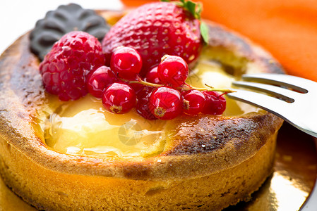 黑加仑果水果甜果早餐巧克力银器午餐盘子派对蛋糕馅饼美食浆果背景