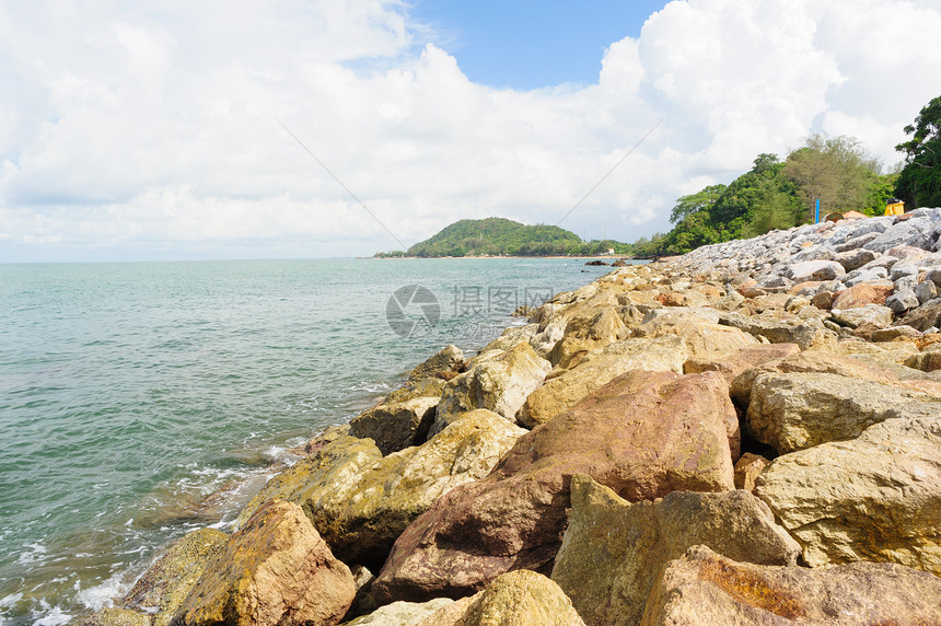 海滩附近的石浪屏障图片