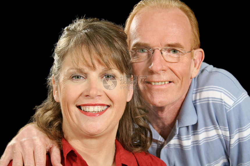 快乐的中年夫妇精神温暖亲和力婚姻感情妻子忠诚眼镜奉献夫妻图片