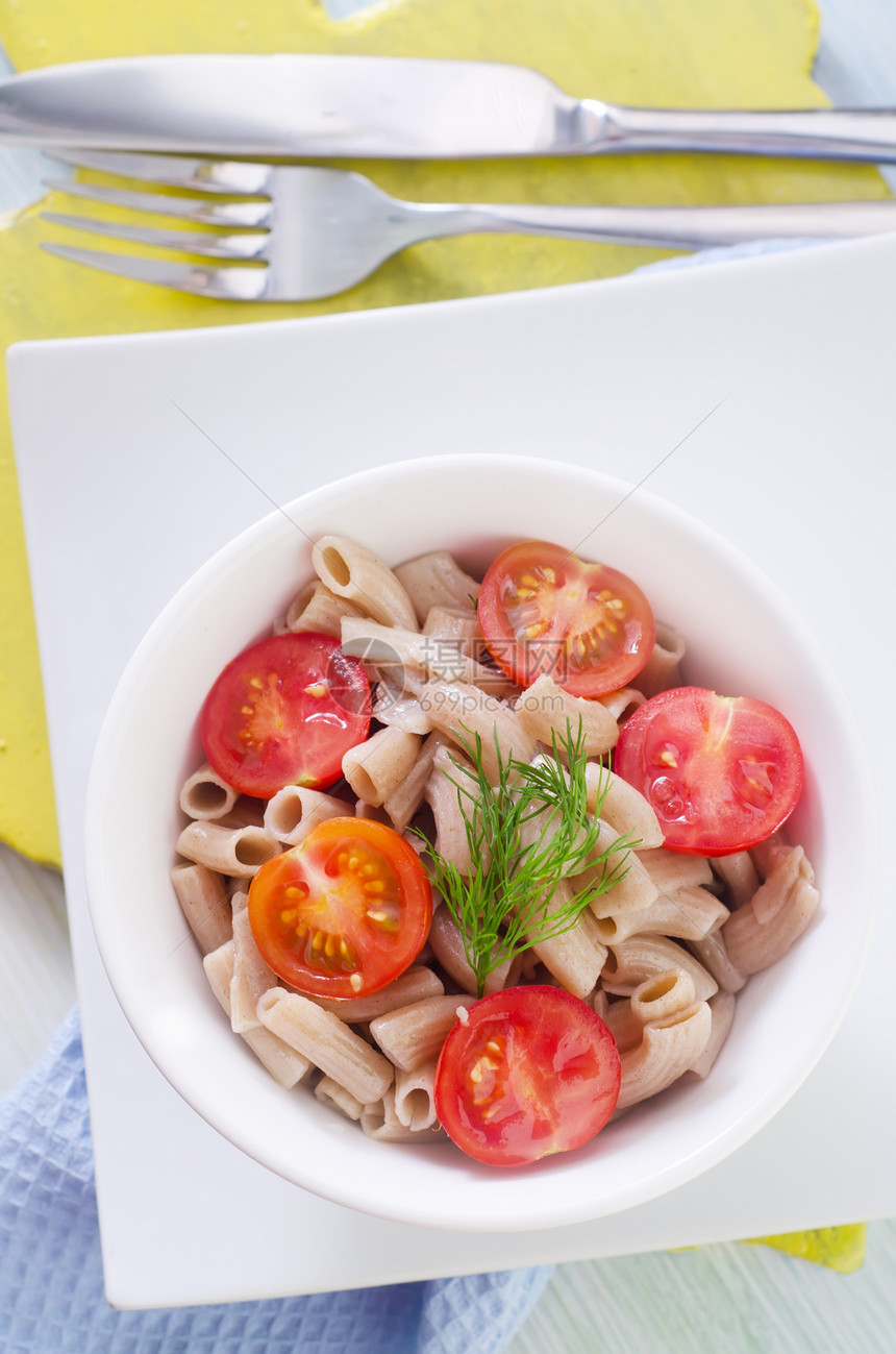 意大利面和番茄美食食物饮食食谱叶子蔬菜沙拉面条午餐木头图片