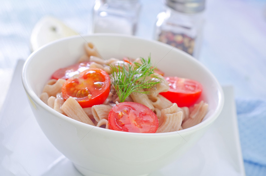 意大利面和番茄午餐面条木头食物叶子蔬菜美食沙拉食谱草本植物图片