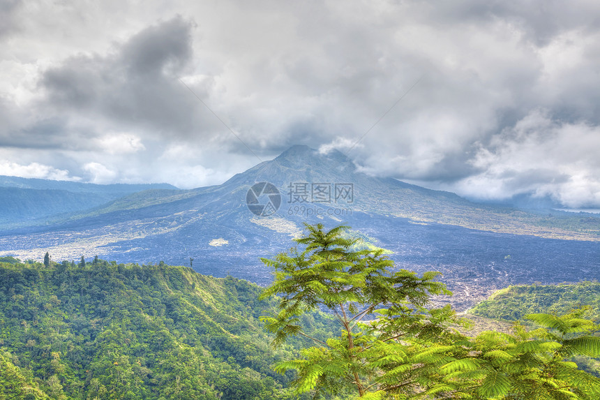 巴图尔山场景顶峰天空蓝色地标森林爬坡多云旅游热带图片